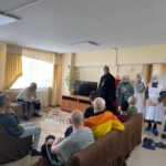 Священник поздравил с Пасхой жителей домов престарелых