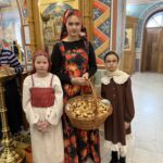 Дети спекли булочки-жаворонки и угостили прихожан Храма